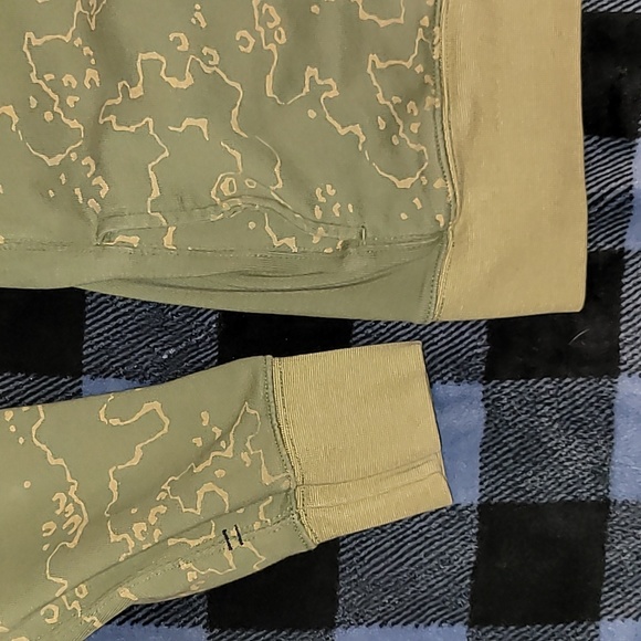 Levi's. Fleece-lined, crew neck pullover. Front hoodie-pocket. Size Large. - Picture 5 of 15